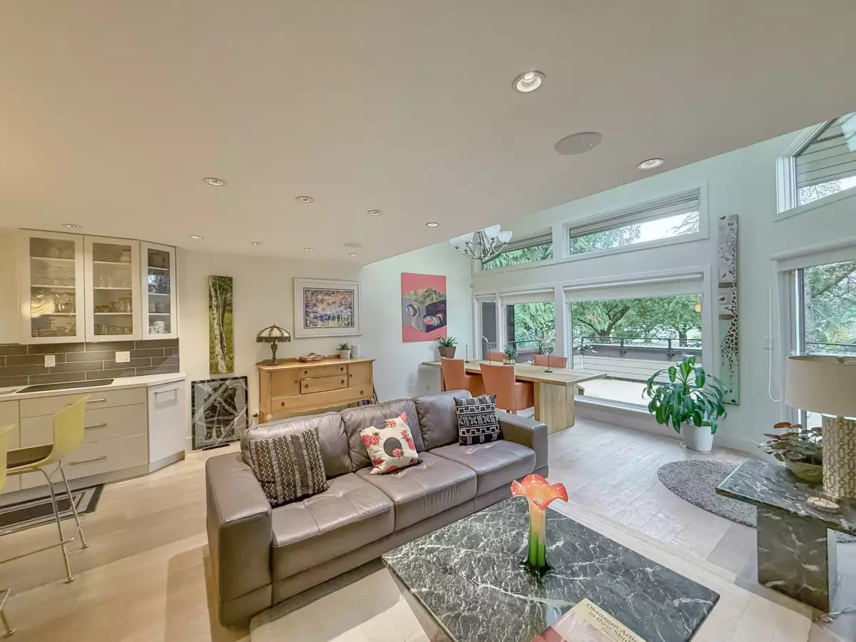 Kitchen Photo of 3701 Nico Wynd Drive, Surrey, BC