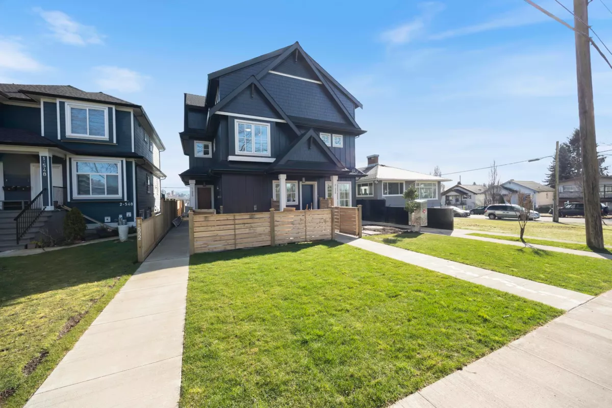 Front Yard Photo of 3 550 Kaslo Street, Vancouver, BC