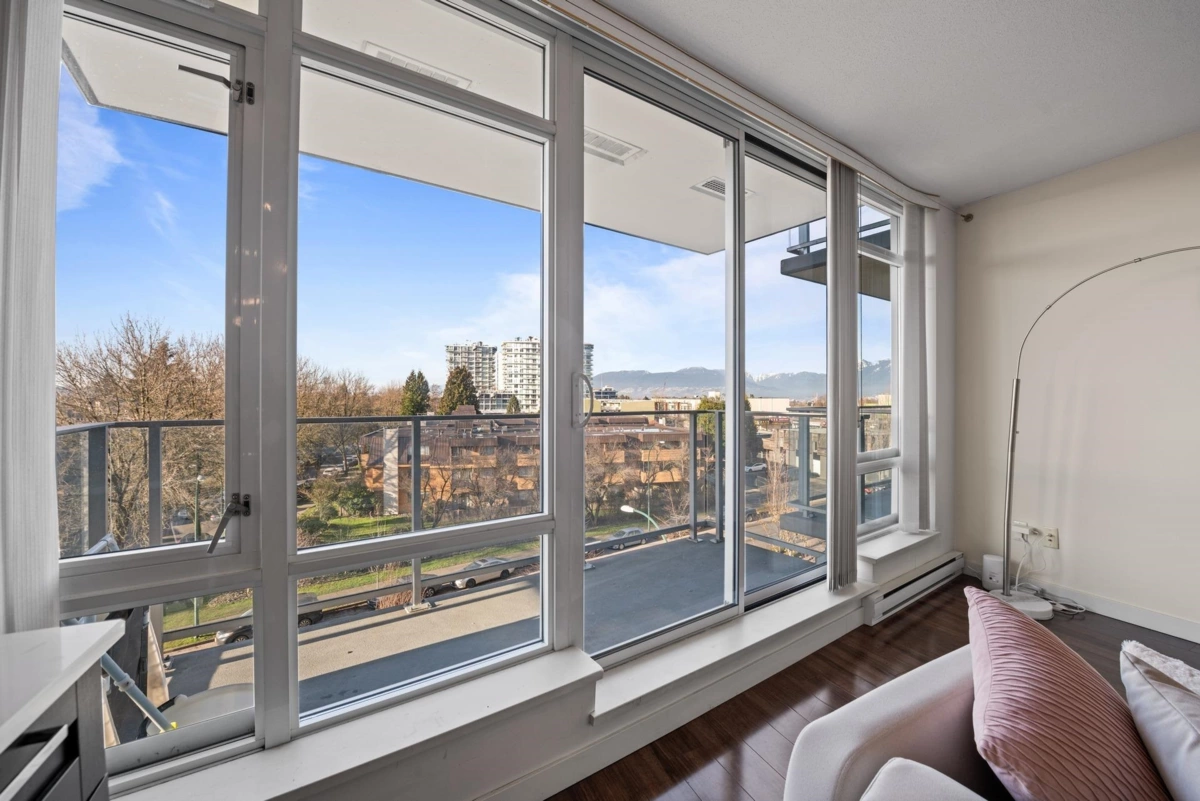 Kitchen Island Photo of 612 4888 Nanaimo Street, Vancouver, BC