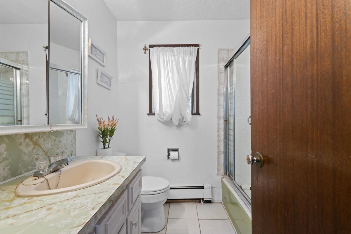 Entry Foyer Photo of 2225 E 35th Avenue, Vancouver, BC
