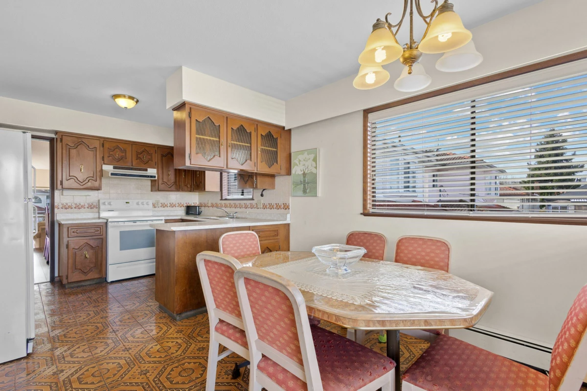 Primary Bathroom Photo of 2225 E 35th Avenue, Vancouver, BC