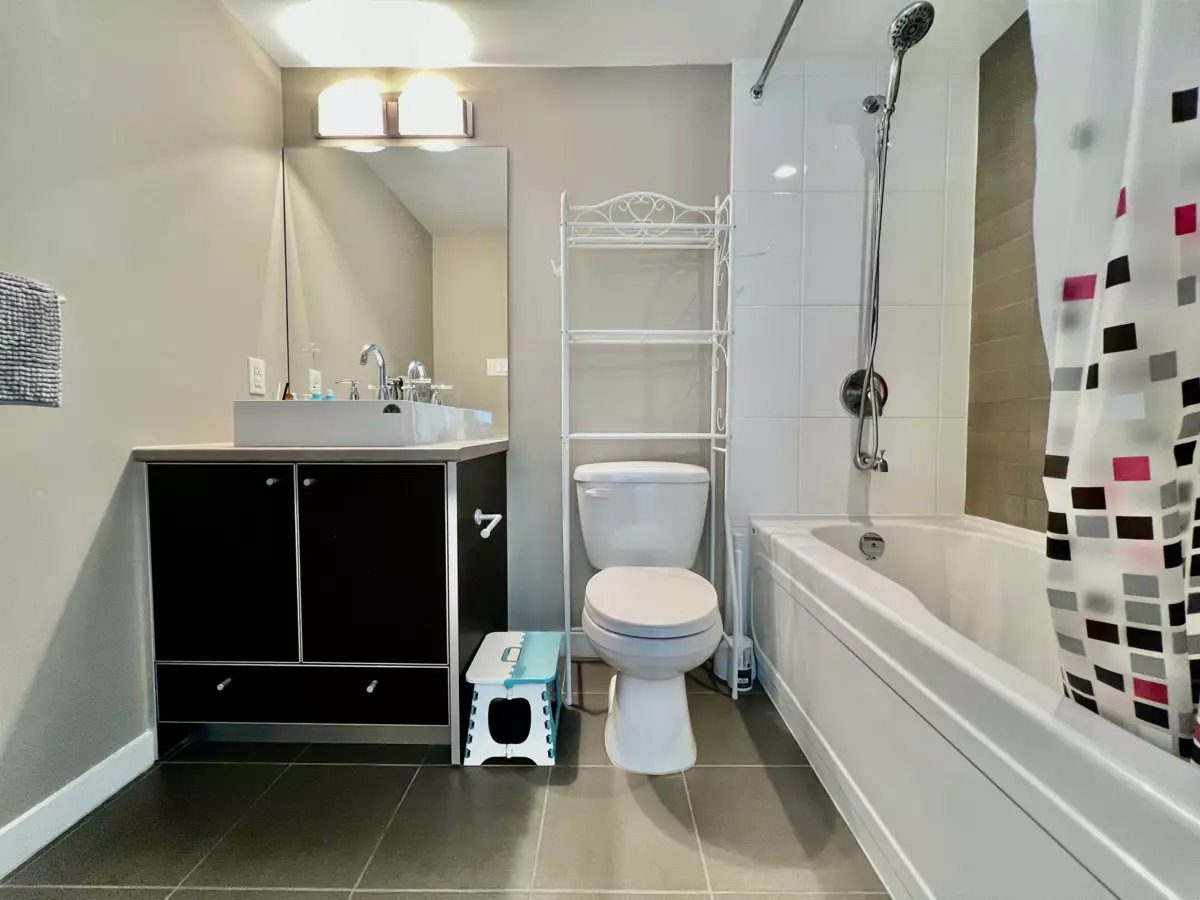 Primary Bathroom Photo of 609 13688 100 Avenue, Surrey, BC