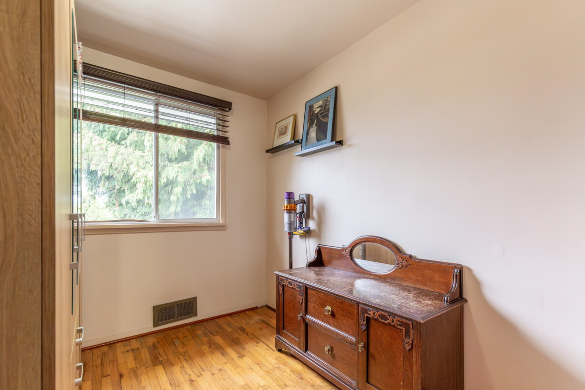 Hallway Photo of 13221 112b Avenue, Surrey, BC