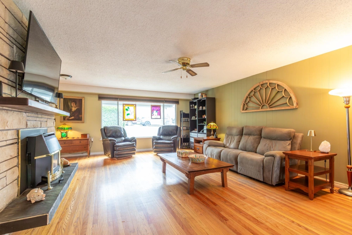 Kitchen Island Photo of 13221 112b Avenue, Surrey, BC