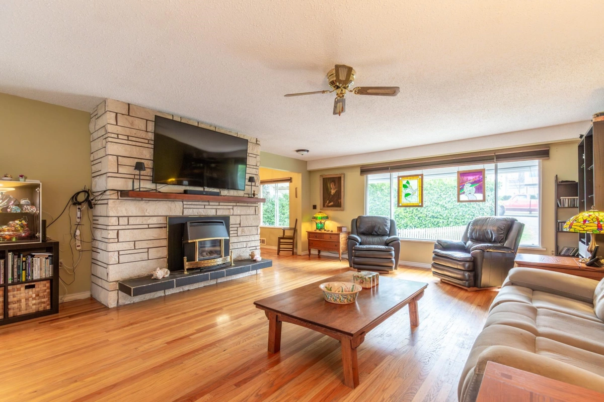 Kitchen Photo of 13221 112b Avenue, Surrey, BC