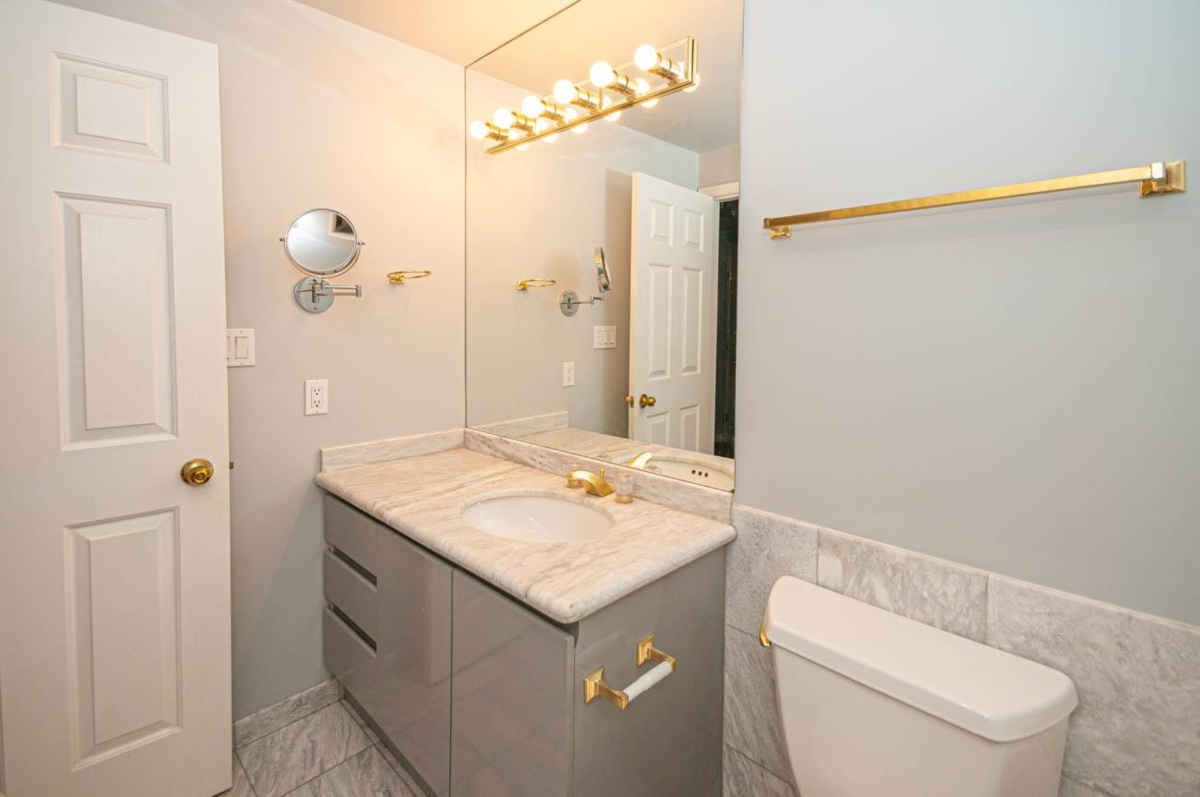 Walk-In Closet Photo of 1606 909 Burrard Street, Vancouver, BC