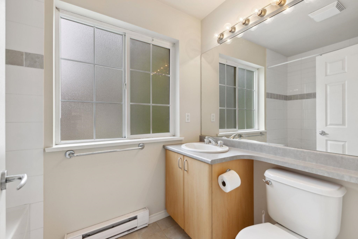 Powder Room Photo of 39 14855 100 Avenue, Surrey, BC