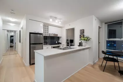 Kitchen Island Photo of 2803 111 W Georgia Street, Vancouver, BC