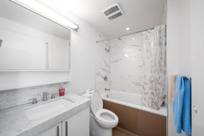 Primary Bathroom Photo of 515 5599 Cooney Road, Richmond, BC