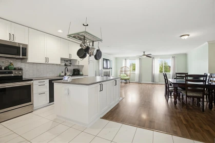 Kitchen Island Photo of 8627 Henderson Street, Mission, BC