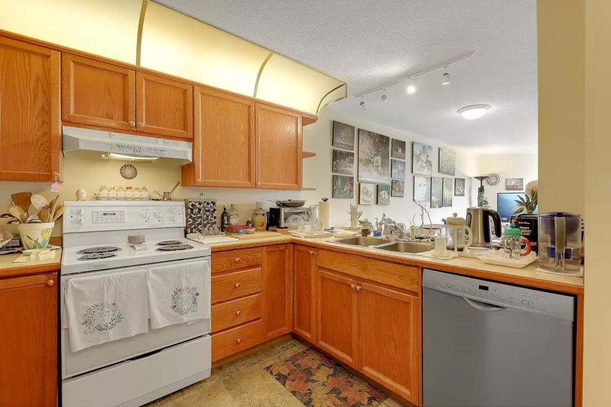 Dining Area Photo of 307 70 Richmond Street, New Westminster, BC