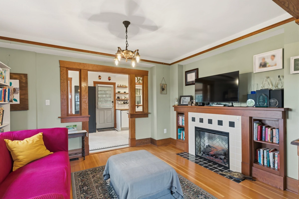 Dining Area Photo of 905 Third Avenue, New Westminster, BC