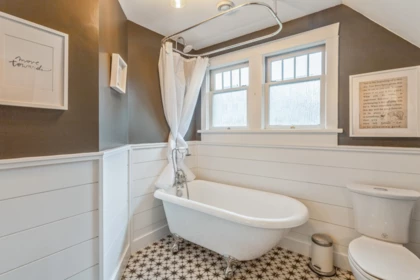 Guest Bathroom Photo of 905 Third Avenue, New Westminster, BC