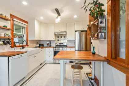 Kitchen Island Photo of 905 Third Avenue, New Westminster, BC
