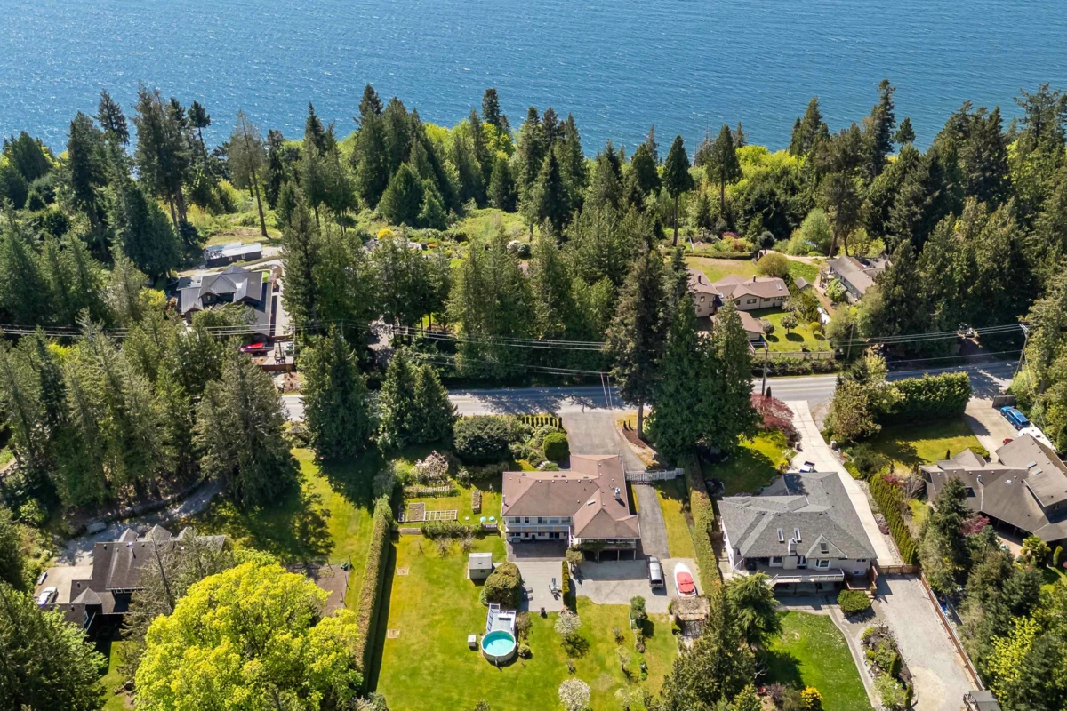 Family Room Photo of 7904 Redrooffs Road, Halfmoon Bay, BC