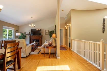 Entry Foyer Photo of 7904 Redrooffs Road, Halfmoon Bay, BC