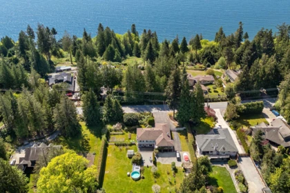 7904 Redrooffs Road, Halfmoon Bay, BC, Halfmoon Bay — Single Family Residence for sale