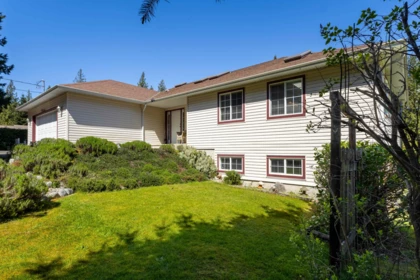 Kitchen Photo of 7904 Redrooffs Road, Halfmoon Bay, BC