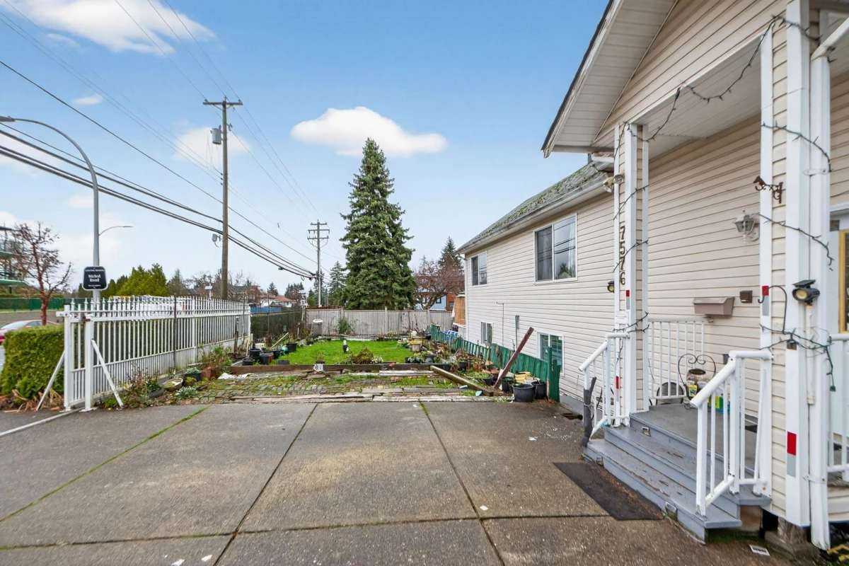 Family Room Photo of 7576 140 Street, Surrey, BC