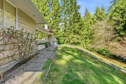 Front Yard Photo of 315 Stevens Drive, West Vancouver, BC
