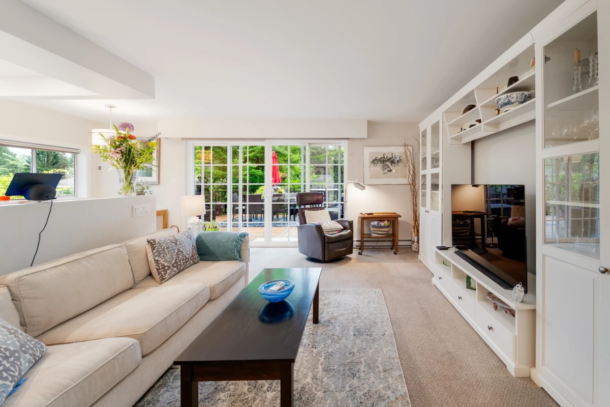 Living Room Photo of 1030 Mathers Avenue, West Vancouver, BC