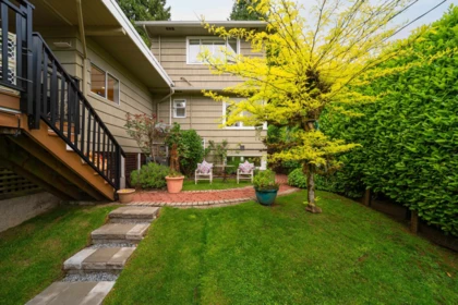 Garden / Landscaping Photo of 1030 Mathers Avenue, West Vancouver, BC
