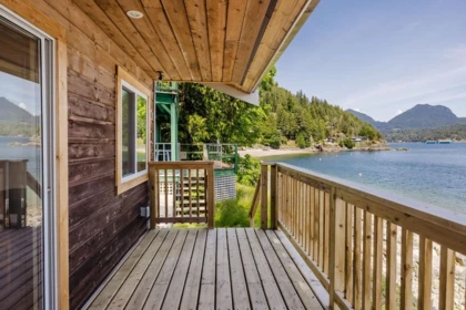 Entry Foyer Photo of 1498 Tideview Road, Gibsons, BC
