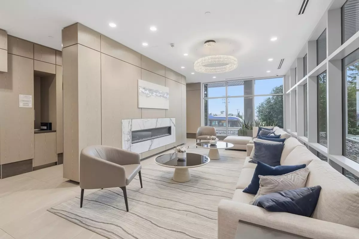 Living Room Photo of 902 15165 Thrift Avenue, White Rock, BC