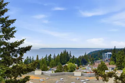 Backyard Photo of 902 15165 Thrift Avenue, White Rock, BC