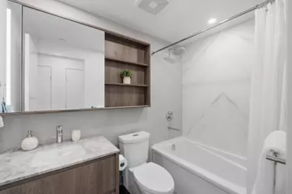 Hallway Photo of 902 15165 Thrift Avenue, White Rock, BC