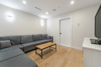 Basement Recreation Room Photo of 1 6358 Windsor Street, Vancouver, BC