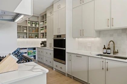 Kitchen Island Photo of 13909 28 Avenue, Surrey, BC
