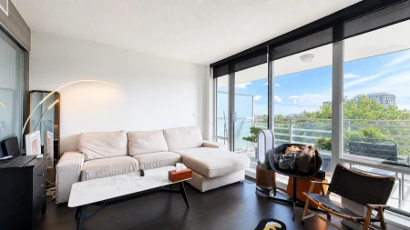 819 8800 Hazelbridge Way, Richmond, BC, Richmond — Apartment/Condo for sale