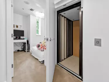 Entry Foyer Photo of 1211 W Cordova Street, Vancouver, BC