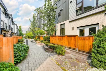 Front Yard Photo of 127 525 E 2nd Street, North Vancouver, BC