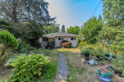 Kitchen Island Photo of 3026 Garden Drive, Vancouver, BC