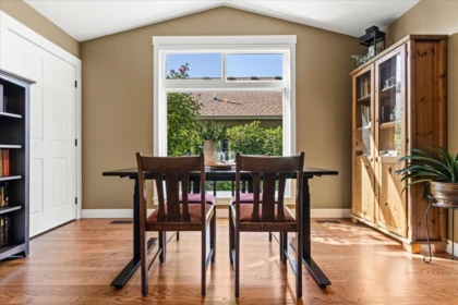 Kitchen Island Photo of 46378 John Place, Chilliwack, BC