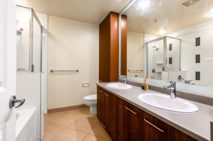 Primary Bathroom Photo of 419 8480 Granville Avenue, Richmond, BC