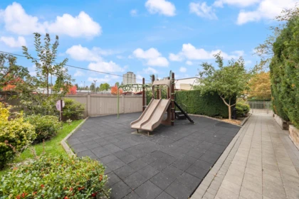 Front Yard Photo of 319 85 Eighth Avenue, New Westminster, BC