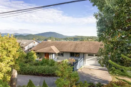 510 Abbs Road, Gibsons, BC, Gibsons — Single Family Residence for sale