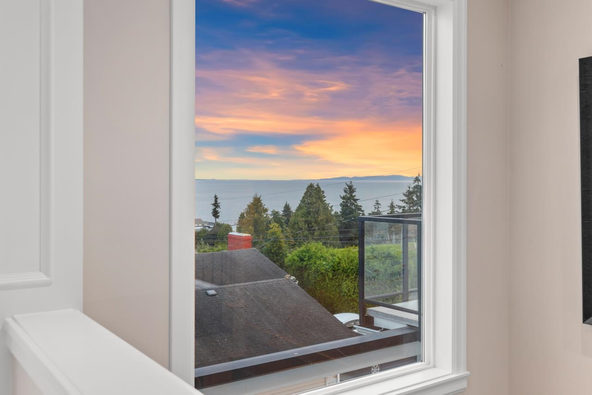 Dining Area Photo of 1030 Lee Street, White Rock, BC