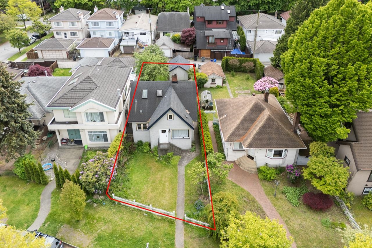 Dining Area Photo of 922 Park Drive, Vancouver, BC