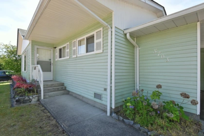 5703 Dolphin Street, Sechelt, BC, Sechelt — Single Family Residence for sale