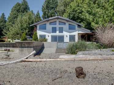 Outdoor Deck Photo of 3177 Beach Avenue, Roberts Creek, BC
