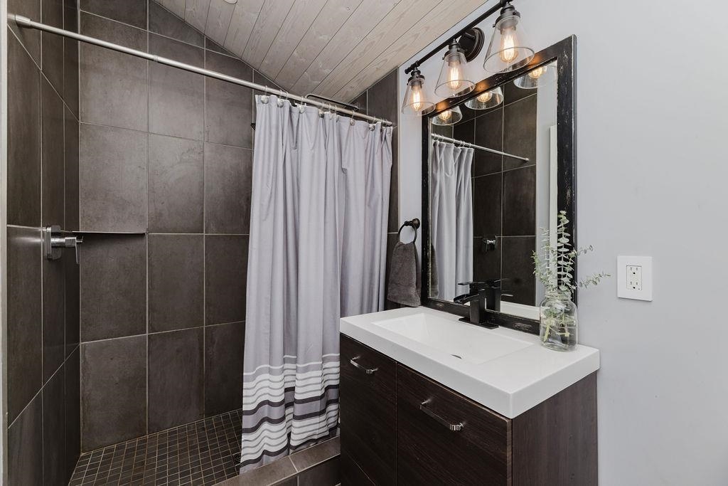 Entry Foyer Photo of 8048 Wildwood Road, Halfmoon Bay, BC