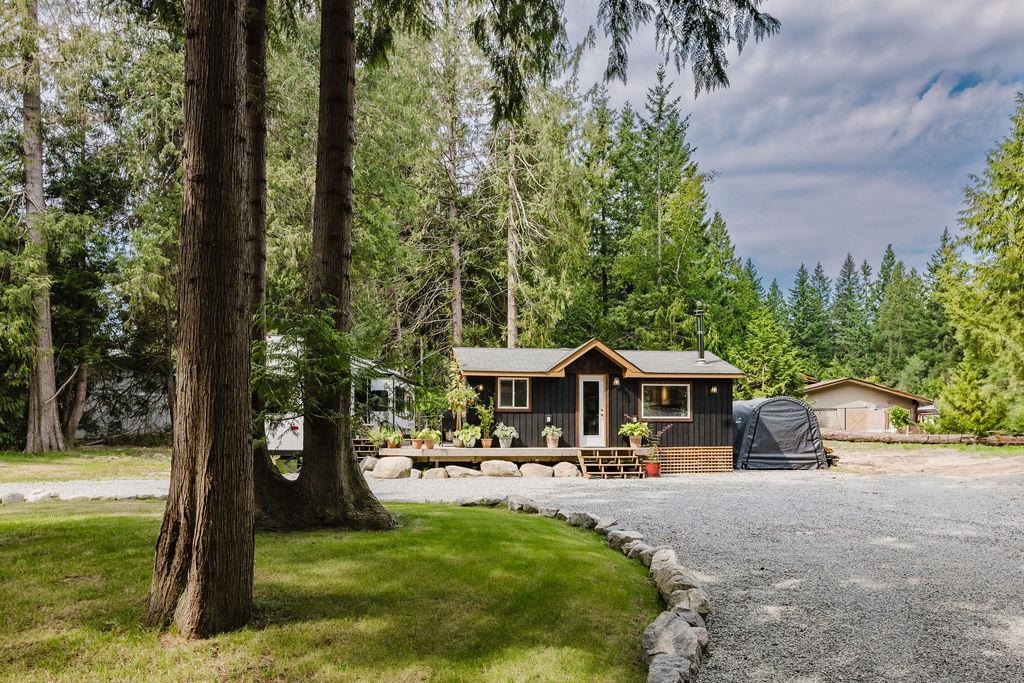 Kitchen Island Photo of 8048 Wildwood Road, Halfmoon Bay, BC