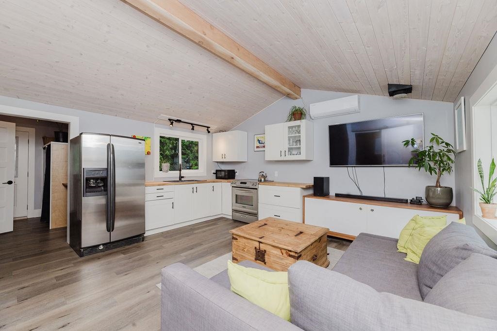 Primary Bathroom Photo of 8048 Wildwood Road, Halfmoon Bay, BC