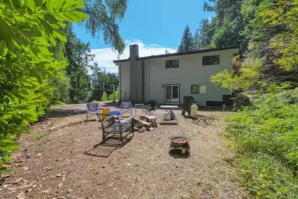 5713 Salmon Drive, Sechelt, BC, Sechelt — Single Family Residence for sale