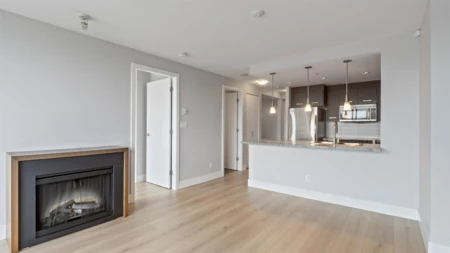 806 2959 Glen Drive, Coquitlam, BC, Coquitlam — Apartment/Condo for sale