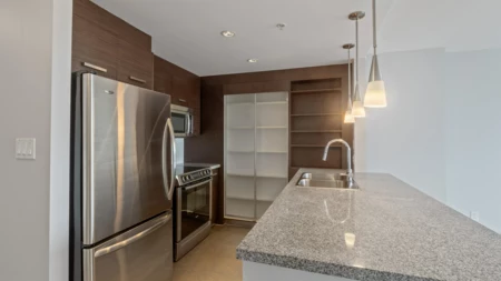 806 2959 Glen Drive, Coquitlam, BC, Coquitlam — Apartment/Condo for sale
